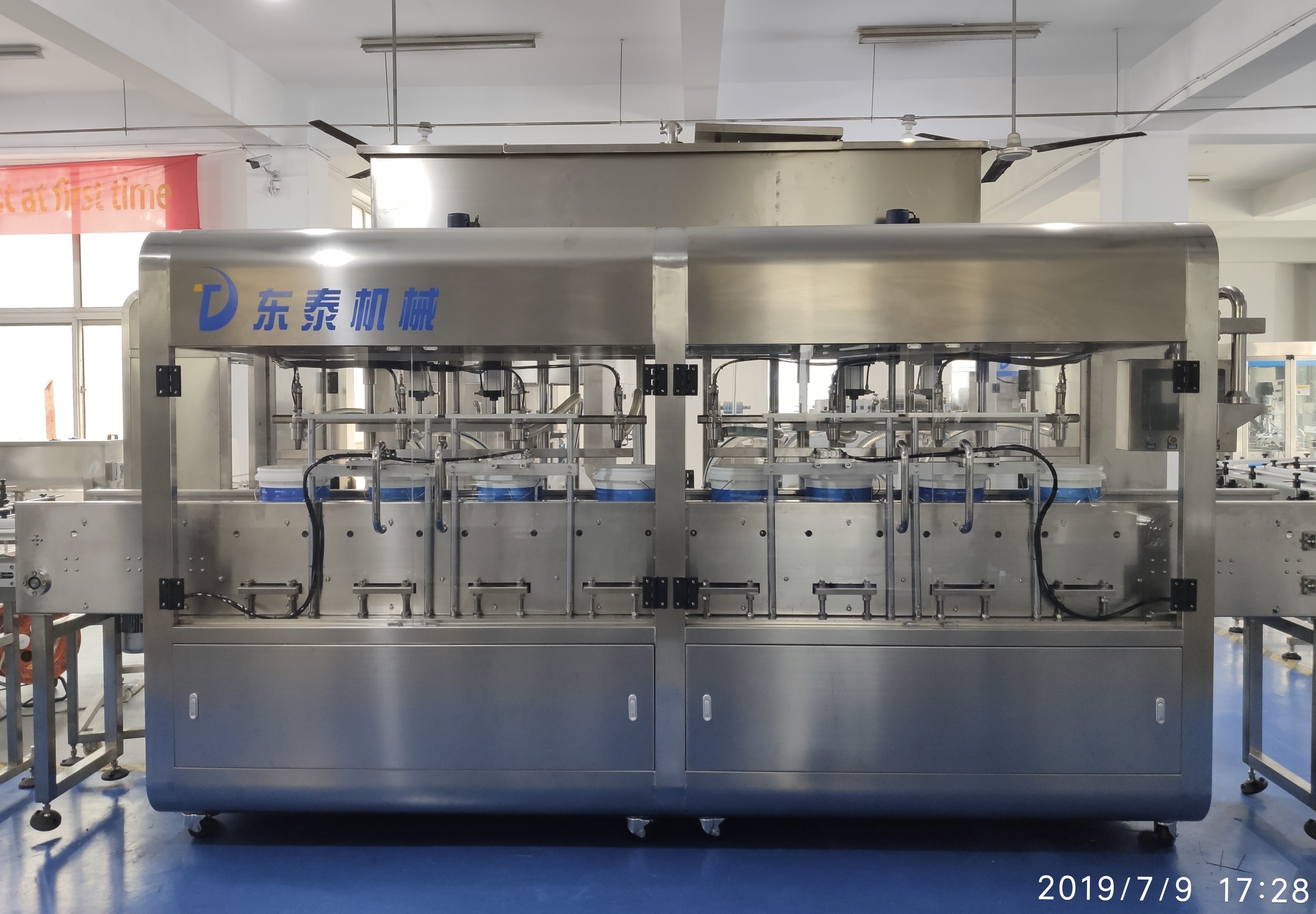潤滑油多頭大桶灌裝機 先進技術產(chǎn)量高！